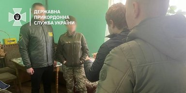 Пограничники задержали собственную коллегу на взятке от уклониста (фото)