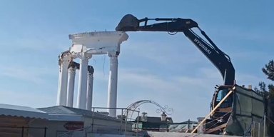 "Не снесли, а разобрали": в оккупированной Алуште уничтожили экскаватором символ города (видео)