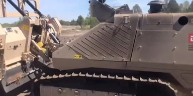 Без ризику для людей: у ЗСУ показали розумні машини GCS-200, які вже працюють на сході (відео)