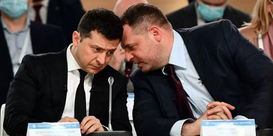 Спят рядом в бункере, играют в теннис: FT раскрыло секреты отношений Зеленского и Ермака