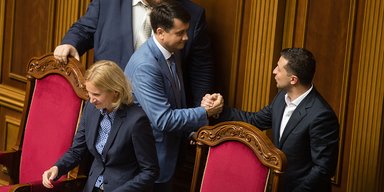 Вся власть – народу. Зачем Зеленский перекладывает ответственность с депутатов на рядовых граждан