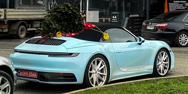 Украинец перевозил рождественскую елку на спортивном кабриолете Porsche (фото)
