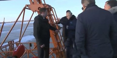 Тримали, щоб не впав: Путін продовжив "розваги" після польоту на Ту-160М (фото)