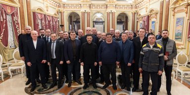 Зеленский отметил 10 энергетиков ДТЭК за возвращение света после обстрелов