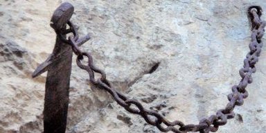 "Французский Экскалибур" исчез из скалы, где торчал в течение последних 1300 лет (фото)