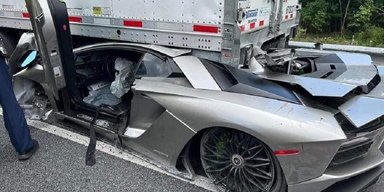 Страшна ДТП: вантажівка розчавила суперкар Lamborghini за $350 000 (фото)