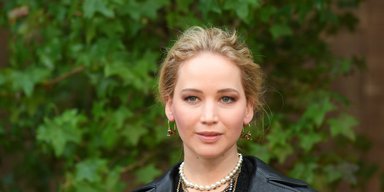 Дженніфер Лоуренс без макіяжу вирушила на вечерю з подругами (фото)