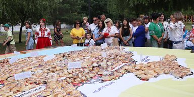На Житомирщине испекли карту Украины из 1500 пирожков и установили рекорд (фото)