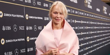 Памела Андерсон в шикарном платье вышла на зеленую дорожку кинофестиваля в Цюрихе (фото)