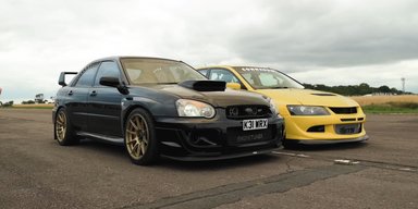 Заряджені седани Subaru та Mitsubishi порівняли в заїзді по прямій (відео)