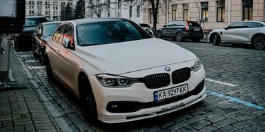 Развивает более 300 км/ч: в Киеве засветился раритетный заряженный седан BMW (фото)