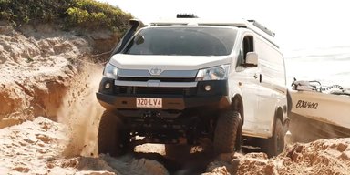 Минивэн Toyota скрестили с Land Cruiser, чтобы создать самый экстремальный автодом (видео)