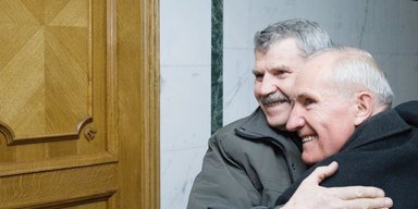 В лагере я сидел с элитой общества — профессорами, генералами, врачами, — Виктор Кукса