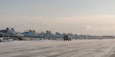 Нічна атака БПЛА: дрони намагалися атакували військовий аеродром РФ, — ЗМІ (відео)