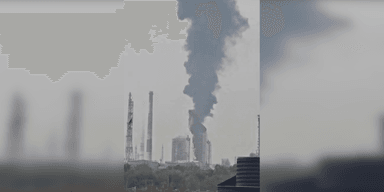 Здійнявся стовп диму: на півдні Башкирії після атаки СОУ палає найбільший НПЗ (відео)