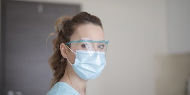 Женщина выдавала себя за медсестру и устроилась на работу сразу в несколько больниц (фото)