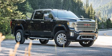 Власників GMC Sierra попередили про проблему: деталі решітки радіатора відлітають на ходу