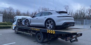 "Превратились в кирпичи": россиянам заблокировали сотни Porsche через спутник