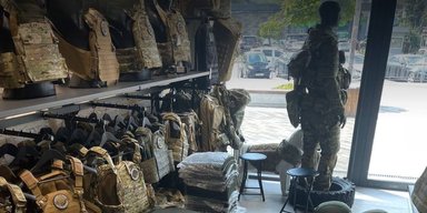 Тисячі шоломів та бронежилетів: судитимуть підприємця, який продавав військову гуманітарку