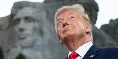 Добавил себя к горе Рашмор: Дональд Трамп показал "золотую" версию мемориала президентов (фото)