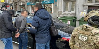Постачальник Міноборони намагався за пів мільйона доларів підкупити ДБР (фото, відео)