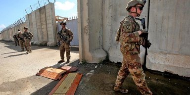 Били ракетами "Катюша": в Ираке атаковали военную базу США, есть раненые (видео)