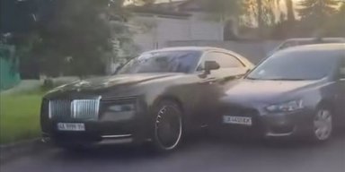В Україні потрапив у ДТП люксовий електромобіль Rolls-Royce за $600 000 (відео)