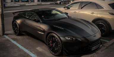 Их существует только 899: в Киеве заметили лимитированный суперкар Aston Martin на "бляхах" (фото)