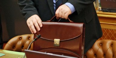 Украинцы уходят с государственной службы: как сократилось количество госслужащих