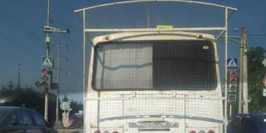 В Белгороде сотрудников приграничья возят на автобусах с антидроновими сетками (видео)