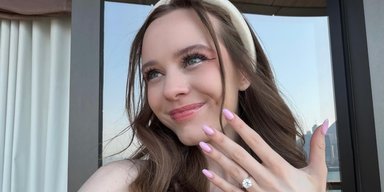 Каблучка-обіцянка: відома акторка здивувала мережу неочікуваним подарунком від коханого (фото)