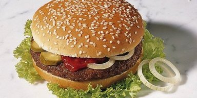 Бактерії в цибулі: після візиту в McDonald's отруїлись десятки людей, деталі