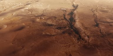 Політ над поверхнею Марса: зонд Mars Express показав покриту "шрамами" планету (відео)