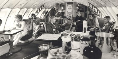 Полет был праздником: как выглядели "небесные вечеринки" 1970-х (фото)