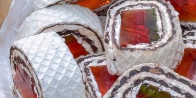Красиво и вкусно: рецепт вафельного рулета с желе (видео)