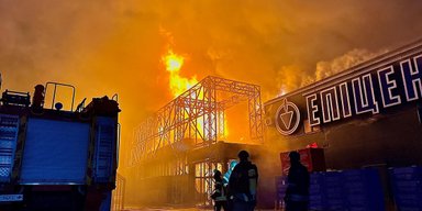 ВС РФ массированно атаковали Херсон: горели дома и недействующий "Эпицентр", — ГСЧС (фото, видео)