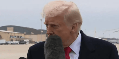 На глазах у всех: Дональд Трамп получил удар по лицу микрофоном (видео)