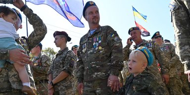 Охрана, стройки и тренеры по стрельбе: где ждут ветеранов войны на "гражданке" и какую работу предлагают