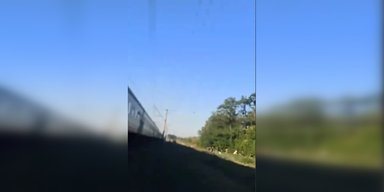 Люди стояли рядом: в сети появились кадры атаки "Шахеда" на локомотив "Укрзализныци" (видео)