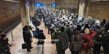 Красная ветка метро курсирует только до "Театральной": киевляне стоят в больших очередях (видео)