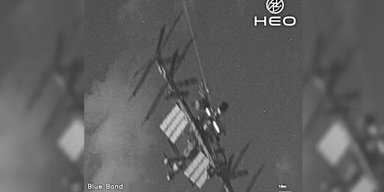 Близька зустріч: супутник сфотографував Міжнародну космічну станцію, що пролітає повз (фото)