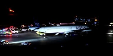 Пытался выпрыгнуть во время взлета: пассажир распахнул дверь самолета из-за ссоры с девушкой