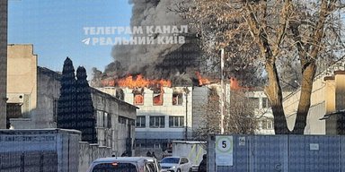 Дым видно издалека: на Оболони бушует мощный пожар (фото, видео)