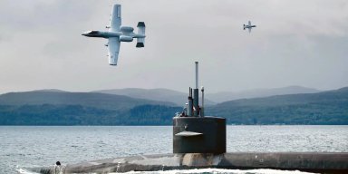 Неожиданная кооперация: в США штурмовые самолеты A-10 Warhog прикрывали субмарину (фото)