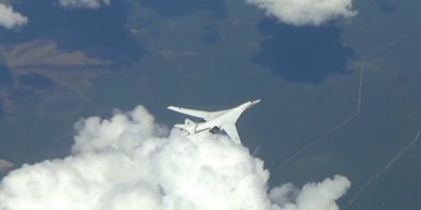 Два Ту-160 пролетели над Ледовитым океаном: что бомбардировщики ВКС РФ делали 8 часов в небе