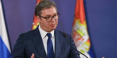 Президент Сербии Вучич на трибуне поднял флаг России: в оппозиции отреагировали (видео)