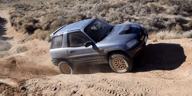 Старый кроссовер Toyota RAV4 подготовили к суровым условиям (видео)