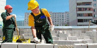 Вдвое больше средней зарплаты: сколько получают и чего ожидают украинские рабочие