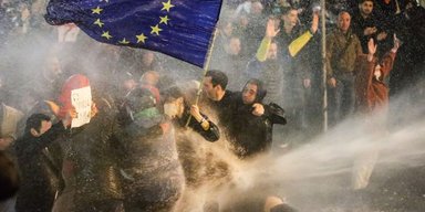 "Вышел за рамки закона": в Грузии спецназ водометами и газом разогнал митинг за ЕС (видео)