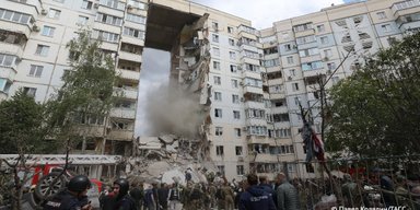 Обвал багатоповерхівки у Бєлгороді: росіяни не можуть визначитися, що "влучило" в будинок (відео)